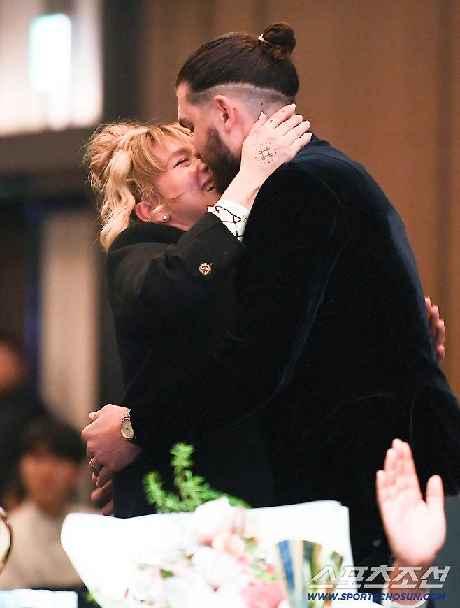 24일 오후 서울 송파구 롯데호텔에서 2025KBO시상식이 열렸다. MVP에 뽑힌 한화 폰세가 아내 엠마와 포옹하고 있다. 정재근 기자 cjg@sportschosun.com/2025.11.24/