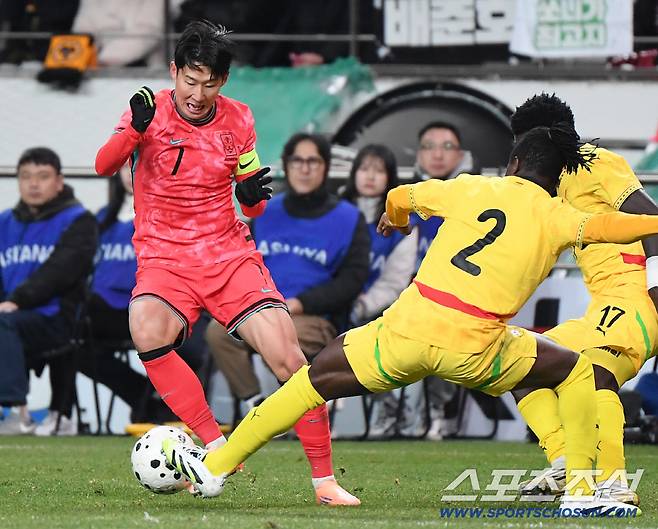 18일 서울월드컵경기장에서 열린 한국과 가나의 축구대표팀 평가전. 손흥민이 파울을 얻어내고 있다. 상암=정재근 기자 cjg@sportschosun.com/2025.11.18/