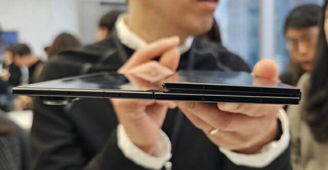 갤럭시 Z 트라이폴드를 접었을 때 보이는 틈(사진=장경윤 기자)