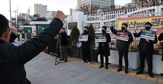 공인회계사 선발 인원 정상화 비상대책위원회 관계자들이 1일 서울 종로구 정부서울청사 앞에서 기자회견을 갖고 공인회계사 선발 인원 정상화를 촉구하고 있다. /뉴스1