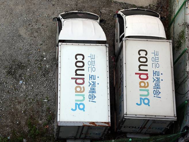 1일 서울 시내의 주차장에 쿠팡 배송트럭이 주차돼 있다. 국내 최대 이커머스 업체 쿠팡에서 3370만개의 고객 계정 정보가 유출된 사건이 발생했다. 노출된 정보는 이름·이메일 주소·배송지 주소록(입력한 이름·전화번호·주소) 일부 주문정보 등이다. ⓒ News1