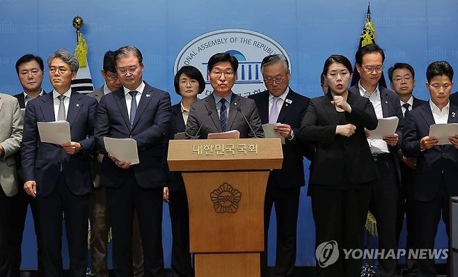 더불어민주당 초선 의원 모임인 '더민초' 의원들이 기자회견을 하고 있다. 연합뉴스