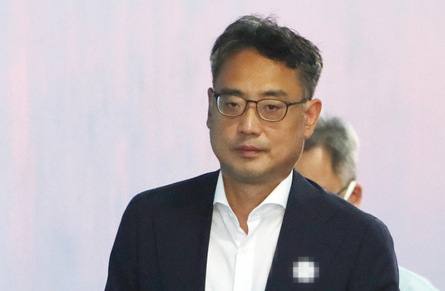 ‘비선 실세’ 최순실씨의 태블릿PC 관련 보도가 조작됐다고 주장해 언론사 측의 명예를 실추한 혐의로 구속 기소된 변희재씨가 지난 2018년 10월 서울중앙지법에서 열린 재판에 출석하기 위해 법정으로 향하고 있다. 연합뉴스