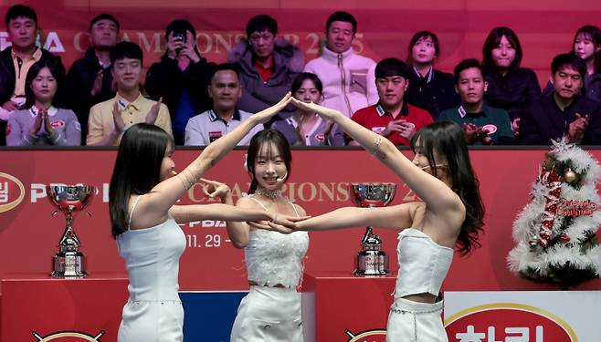 프로 당구 치어리더 ‘프바걸스’가 하림 PBA-LPBA 챔피언십 개막식에 앞서 축하 공연을 하고 있다. PBA 제공