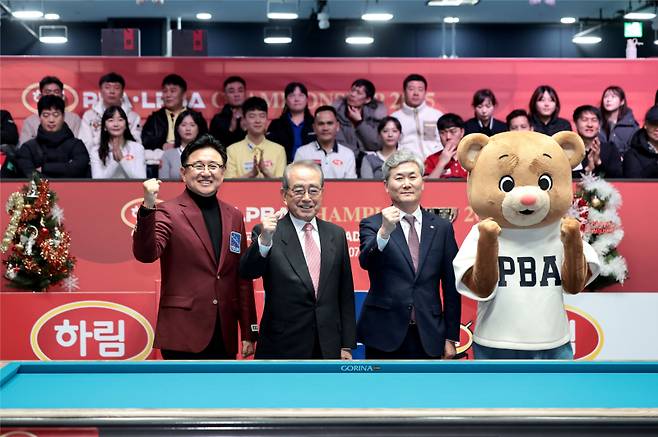 왼쪽부터 PBA 장상진 부총재, 김영수 총재, 하림그룹 천세기 최고재무책임자(CFO)가 하림 PBA-LPBA 챔피언십 개막식 행사에서 기념 사진을 찍고 있다. PBA 제공