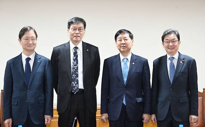 (서울=뉴스1) = 구윤철 부총리 겸 기획재정부 장관이 28일 서울 중구 은행연합회에서 열린 시장상황점검회의에서 이찬진 금융감독원장, 이창용 한국은행 총재, 이억원 금융위원장과 기념 촬영을 하고 있다. (기획재정부 제공. 재판매 및 DB 금지) 2025.11.28/뉴스1 Copyright (C) 뉴스1. All rights reserved. 무단 전재 및 재배포, AI학습 이용 금지. /사진=(서울=뉴스1)