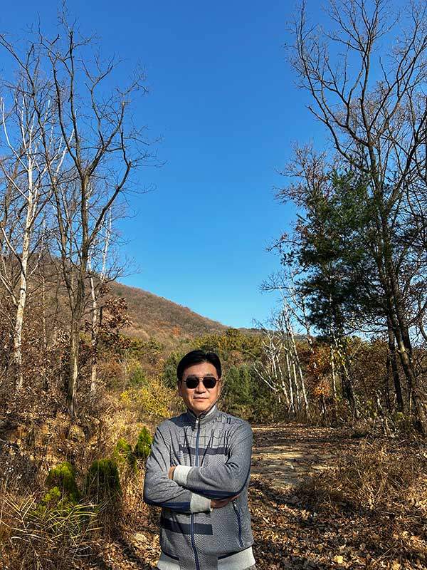 박 회장이 경기도 여주 양자산을 오르는 모습. 루덴시아가 자리한 양자산은 그에게 사색의 장소다. 박 회장은 양자산 산책을 통해 스트레스를 날리는 동시에 루덴시아의 지붕, 동선, 조경을 체크하면서 새로운 아이디어를 떠올렸다고 한다.