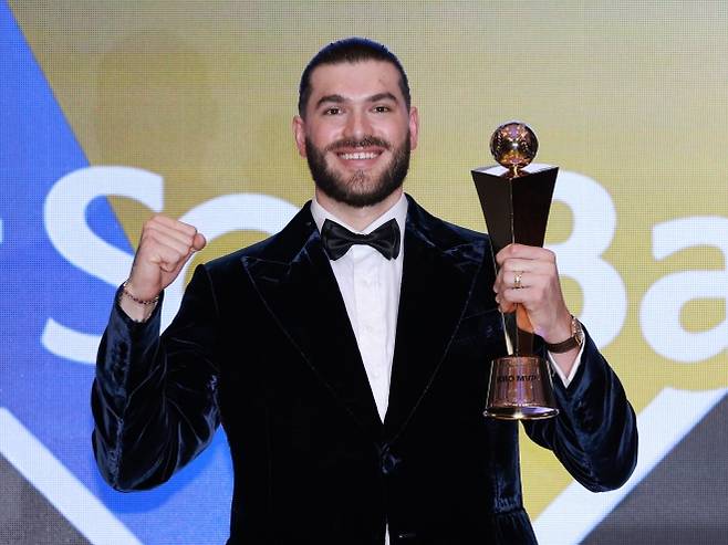 2025 KBO 시상식 MVP 한화 폰세 - 지난 24일 서울 송파구 롯데호텔 월드에서 열린 2025 KBO 시상식에서 정규시즌 최우수선수(MVP)로 선정된 한화의 폰세가 트로피와 함께 기념촬영을 하고 있다. 연합뉴스