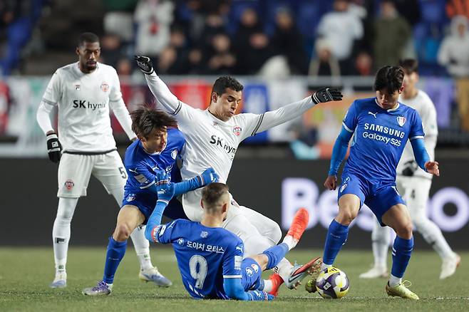 3알 수원월드컵경기장에서 열린 K리그 승강플레이오프 1차전 제주SK와의 경기서 수원 선수들이 상대와 경합을 벌이고 있다. 사진=한국프로축구연맹