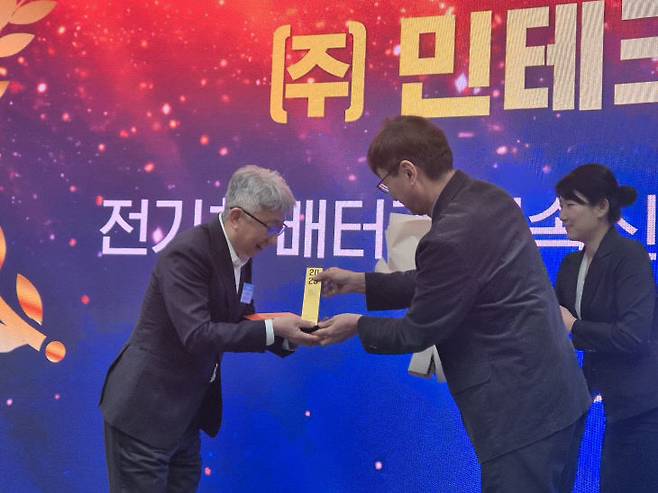민테크는 국내 최대 규모 배터리 산업 전시회 '인터배터리 2025'에서 장비·자동화 부문에서 '자동차 배터리 신속진단 시스템'으로 인터배터리 어워즈를 수상했다.수상을 하고 있는 홍영진 민테크 대표 모습. 제공은 민테크