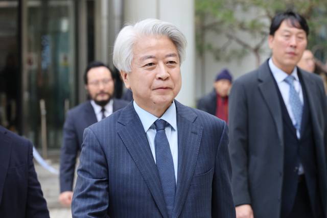 불법 정치자금 6천만원을 받은 혐의로 재판에 넘겨진 노웅래 전 더불어민주당 의원이 26일 서울중앙지법에서 열린 1심 선고에서 무죄를 선고받은 뒤 청사를 나서고 있다. 연합뉴스