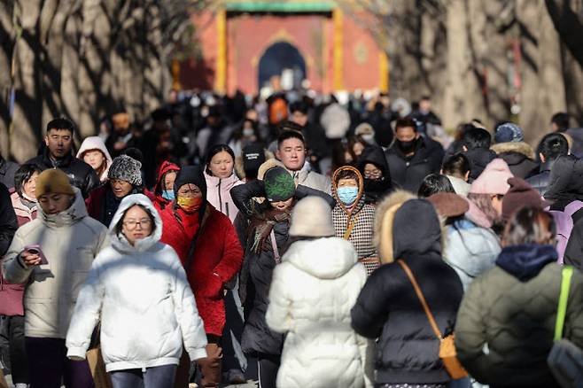 지난 2일 베이징의 한 관광지에서 사람들이 지나가고 있다. (사진=AFP)