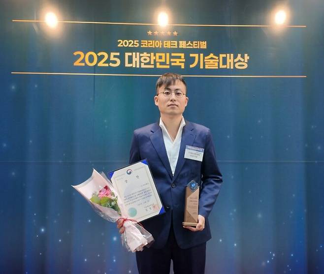 최태근 메디웨일 대표가 '2025 대한민국 기술대상' 수여식에서 기념 촬영을 하는 모습. 사진=메디웨일