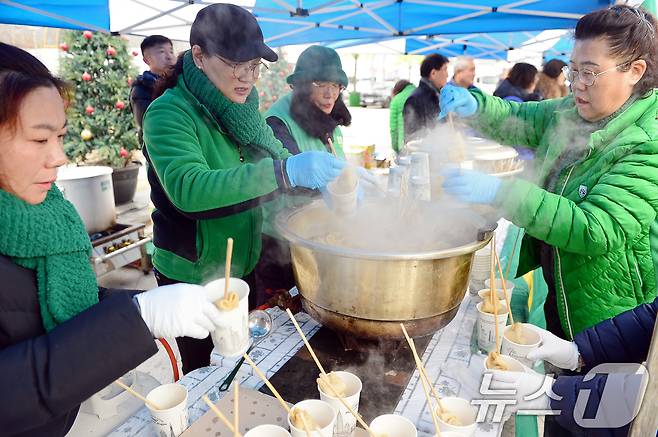 윤석열 대통령의 탄핵소추안 2차 표결을 앞둔 14일 광주 동구 5·18민주광장에서 시민들의 후원으로 마련된 나눔 부스에서 어묵을 나눠주고 있다. 2024.12.14/뉴스1 ⓒ News1 이승현 기자