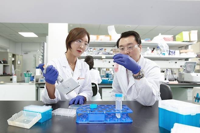 SK바이오팜 연구원이 물질 분석을 하고 있다.(SK바이오팜 제공)/뉴스1