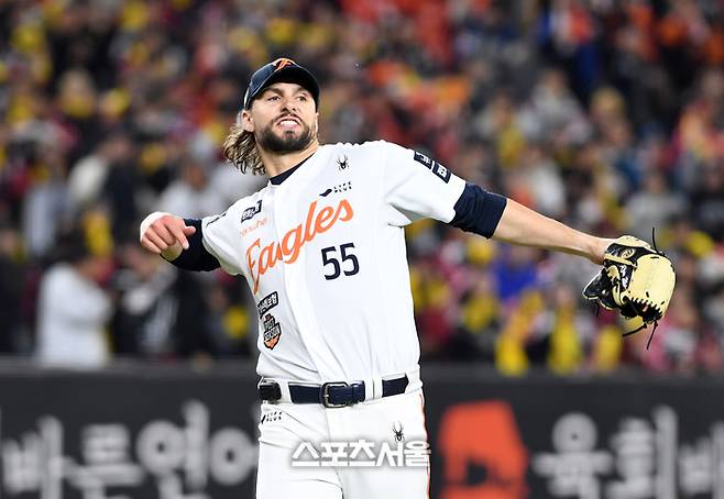 한화 선발투수 와이스가 30일 대전 한화생명볼파크에서 열린 2025 KBO리그 LG와의 한국시리즈 4차전 5회초 1사 1-3루 상황에서 LG 박해민을 병살로 처리하며 위기를 넘기면서 포효하고 있다. 대전 | 박진업 기자 upandup@sportsseoul.com