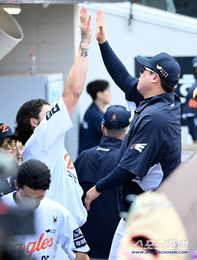 3일 대전 한화생명볼파크에서 열린 KT와 한화의 경기, 6회초 투구를 마친 한화 폰세가 류현진과 포옹을 하고 있다. 대전=허상욱 기자wook@sportschosun.com/2025.06.03/