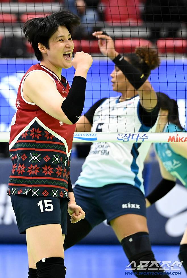 2일 수원체육관에서 열린 V리그 여자부 현대건설과 GS칼텍스의 경기. 현대건설 김희진이 블로킹을 성공한 후 환호하고 있다. 수원=허상욱 기자wook@sportschosun.com/2025.12.02/