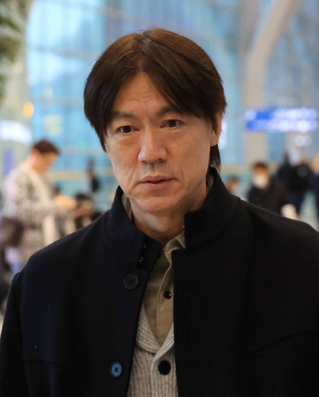 조 추첨위해 출국하는 홍명보 축구대표팀 감독
(영종도=연합뉴스) 최재구 기자 = 홍명보 축구국가대표팀 감독이 3일 인천국제공항에서 북중미월드컵 조 추첨이 진행되는 미국 워싱턴으로 출국하고 있다. 2025.12.3
