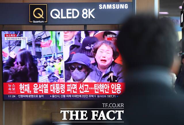 윤 대통령 파면이 선고된 4월 4일 오전 서울역 대합실에서 시민들이 탄핵 심판 생중계를 시청하고 있다. /장윤석 기자