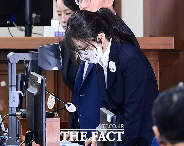 윤석열 전 대통령의 배우자 김건희 씨가 9월 24일 서울 서초동 서울중앙지법에서 열린 특정범죄가중처벌법상 알선수재 및 자본시장법·정치자금법 위반 등 사건 첫 재판에 출석하고 있다. /사진공동취재단