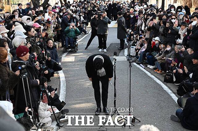 한동훈 전 국민의힘 대표가 3일 오후 서울 여의도 국회에서 기자회견을 열고 계엄에 대해 사과하고 있다. /박헌우 기자