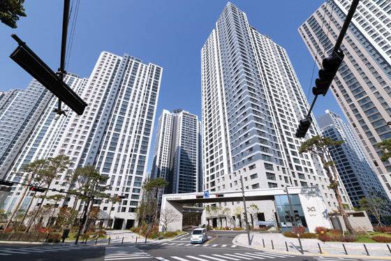 현재 광명의 대장으로 꼽히는 철산자이더헤리티지. 지난 5월 입주한 트리우스광명의 단지 안 모습.