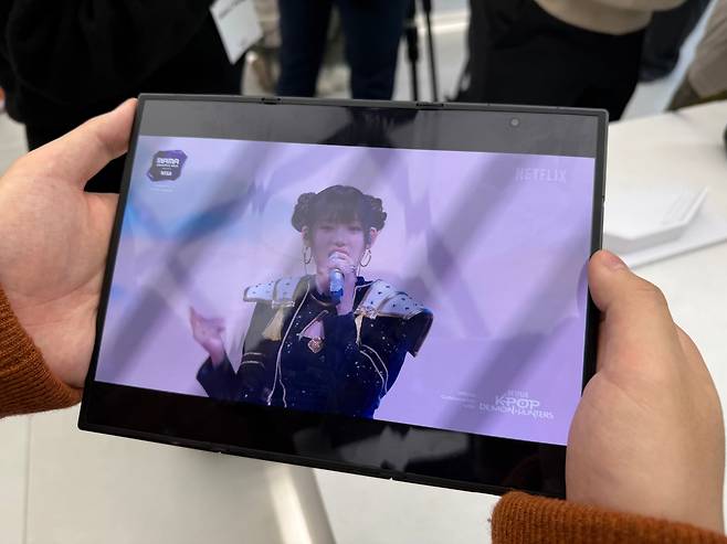 2일 삼성전자가 선보인 '갤럭시 Z 트라이폴드'로 본 유튜브 영상. /박지민 기자