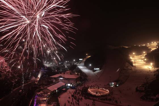 연말에 불꽃쇼를 선보이는 엘리시안리조트. 12월 31일에는 횃불스키 이벤트도 벌인다. 사진 엘리시안리조트