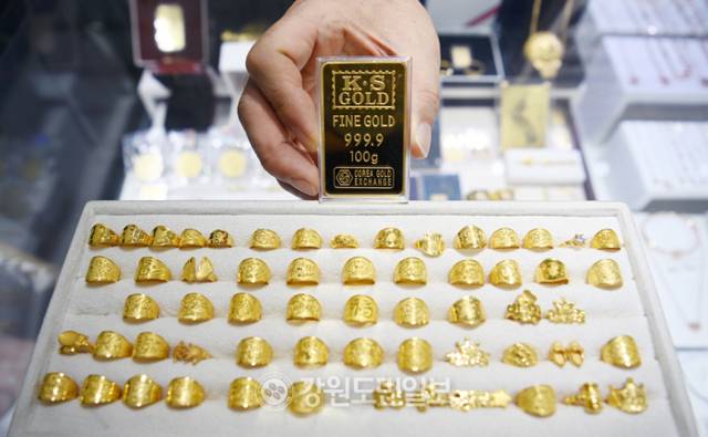 ▲ 강원 춘천시의 한 금은방에서 직원이 골드바를 들어보이고 있다. 방도겸 기자