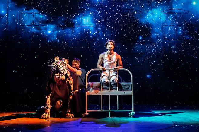 A scene from the 2023 UK touring production of "Life of Pi" (Johan Persson)