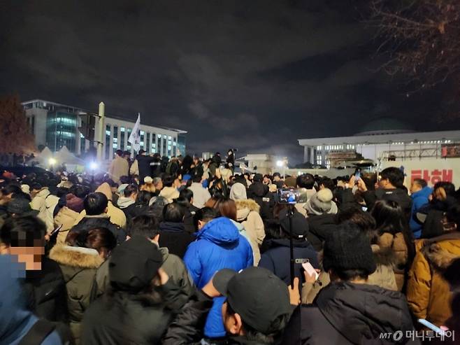 지난해 12월3일 계엄선포 이후 국회 앞을 사람들이 가득 채운 모습. /사진제공=A씨.