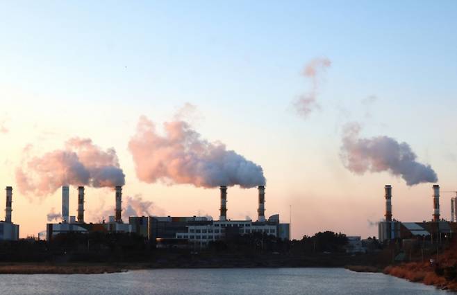 인천 서구 서인천복합화력발전소 굴뚝에서 수증기가 뿜어져 나오고 있다. 2025.01.09. amin2@newsis.com /사진=뉴시스