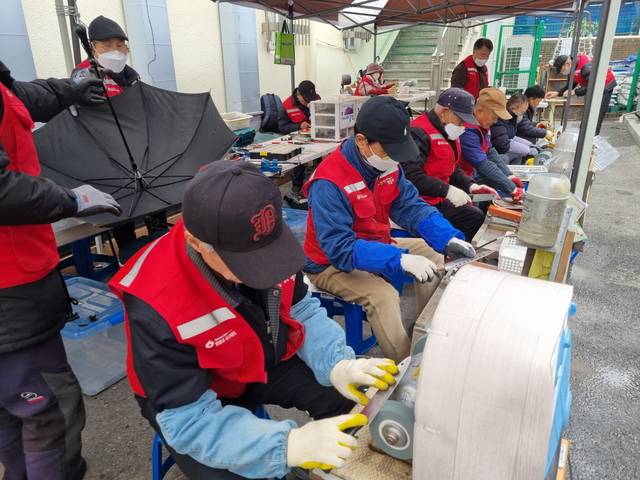 서울 영등포구의 ‘백세건강 어르신일자리(영가이버)’. 영등포구청 제공