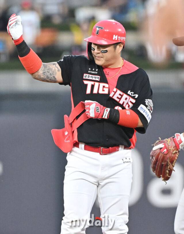 21일 오후 경기도 수원시 조원동 수원kt위즈파크에서 진행된 '2025 프로야구 KBO리그' kt위즈와 KIA타이거즈의 경기. 기아 최형우가 3회초 1사에서 1루타를 친 뒤 환호하고 있다./마이데일리