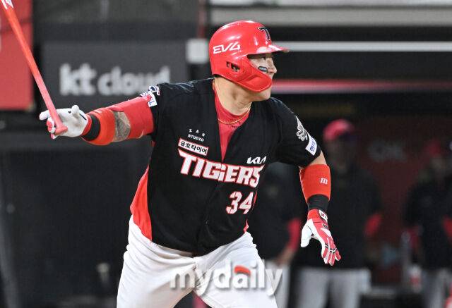 21일 오후 경기도 수원시 조원동 수원kt위즈파크에서 진행된 '2025 프로야구 KBO리그' kt위즈와 KIA타이거즈의 경기. 기아 최형우가 8회초 선두타자로 나서 안타를 치고 있다./마이데일리