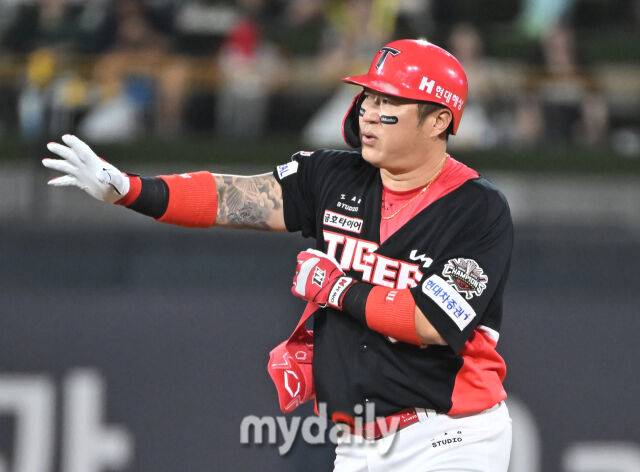 21일 오후 경기도 수원시 조원동 수원kt위즈파크에서 진행된 '2025 프로야구 KBO리그' kt위즈와 KIA타이거즈의 경기. 기아 최형우가 5회초 1사 1루서 2루타를 친 뒤 환호하고 있다./마이데일리