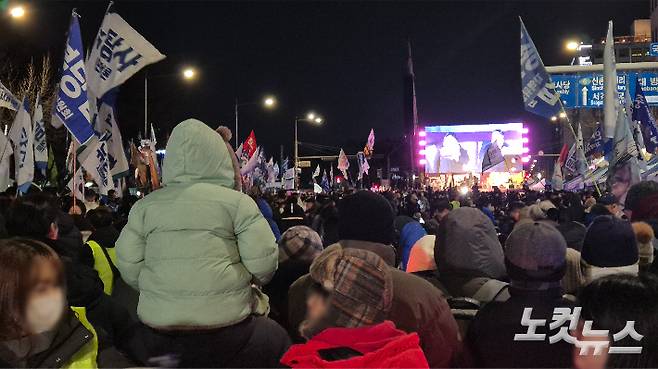 12·3 내란 사태 1년을 맞이한 3일 오후 7시 시민들이 '내란청산·사회대개혁 비상행동 기록기념위원회'가 국회의사당역 6번 출구 인근에서 개최한 '12·3 내란외환 청산과 종식, 사회대개혁 시민대행진'에 참여하고 있다. 송선교 기자