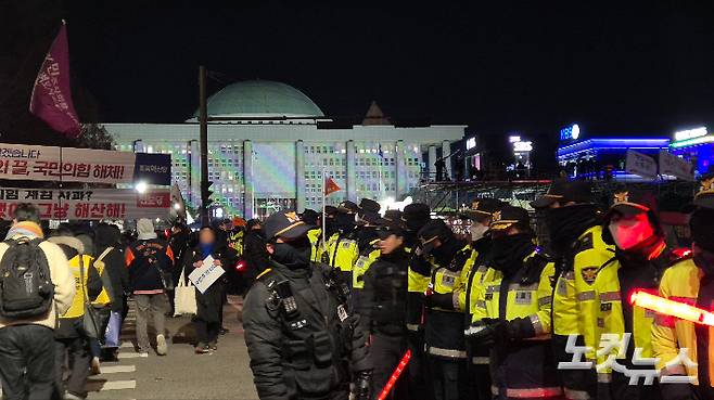 12·3 내란 사태 1년을 맞이한 3일 국회 인근에 집회가 이어지면서 이날 경찰은 기동대 약 5400명을 배치하고 교통경찰 270여 명을 투입해 집회를 관리하겠다고 밝혔다. 송선교 기자