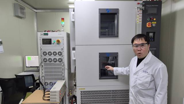 2일 광주광역시 북구에 위치한 한국에너지기술연구원(에기원) 광주친환경에너지연구센터에 있는 배터리 모듈 성능 평가실에서 장비를 설명하고 있다.박우인 기자
