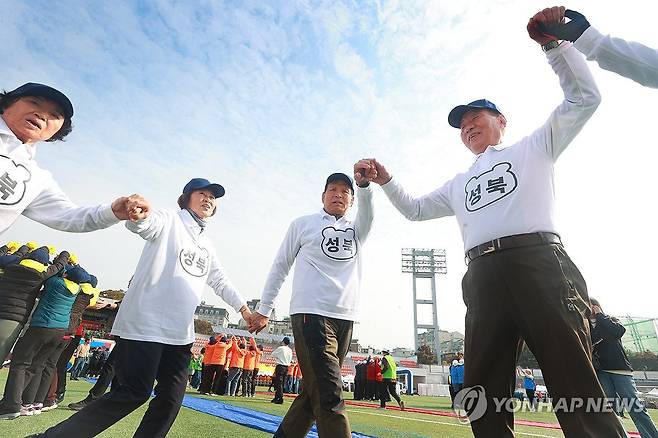 즐거운 시간 (서울=연합뉴스) 진연수 기자 = 지난 10월 31일 서울 용산구 효창운동장에서 열린 '제25회 대한노인회 서울시연합회 시니어 올림픽'에서 어르신들이 즐거운 시간을 보내고 있다. 2025.10.31 jin90@yna.co.kr