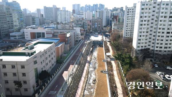 4일 오전 인천 부평1동 행정복지센터 인근 굴포천 생태하천 복원 사업 현장에서 굴포천 물맞이 행사가 진행되고 있다. 2025.12.04 /조재현기자 jhc@kyeongin.com