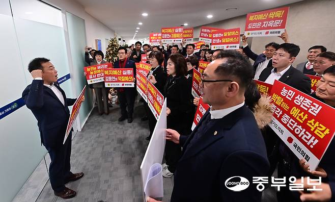 경기도의회 국민의힘 의원들이 4일 오전 수원시 영통구 경기도청 도지사실을 방문해 김동연 도지사를 규탄하고 있다. 임채운기자