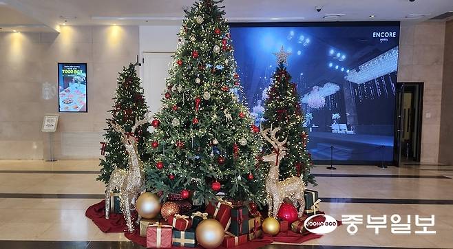 이비스 앰배서더 수원 1층 로비에 크리스마스 트리가 꾸며져 있다. 신연경기자