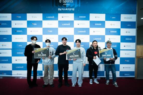 스타크래프트 팀전 수상자들이 시상식 후 기념촬영을 하고 있다. 사진=경남문화예술진흥원