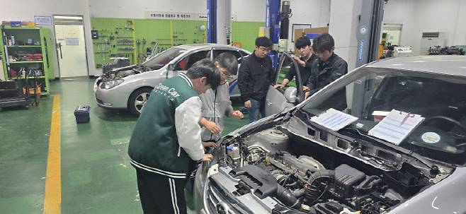 경기도기술학교 취업전문교육 수강생들이 자동차 정비 기술을 배우고 있다.(사진=경기도일자리재단)