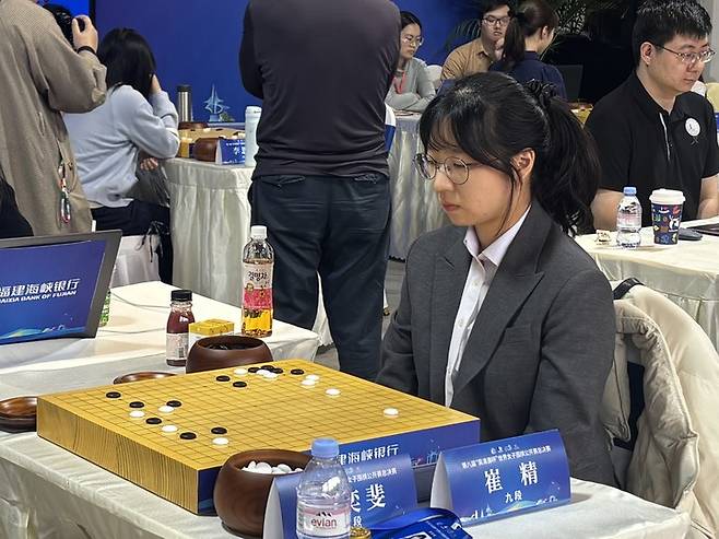 오청원배 16강전을 벌이고 있는 최정 9단.(사진 한국기원 제공)