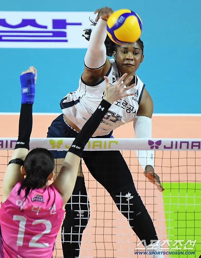 1, 2세트에서 불을 뿜은 모마의 공격