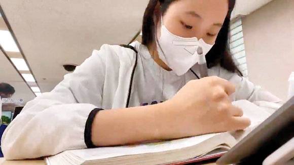 한송이씨는 “온라인 수업에서도 토론과 팀 프로젝트, 그룹 미션 등을 통해 아이가 협력과 소통을 배울 수 있었다”고 말한다.