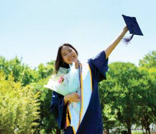 학사모와 졸업 가운을 대여해 고등학교 졸업사진을 찍은 한승이 씨의 딸.